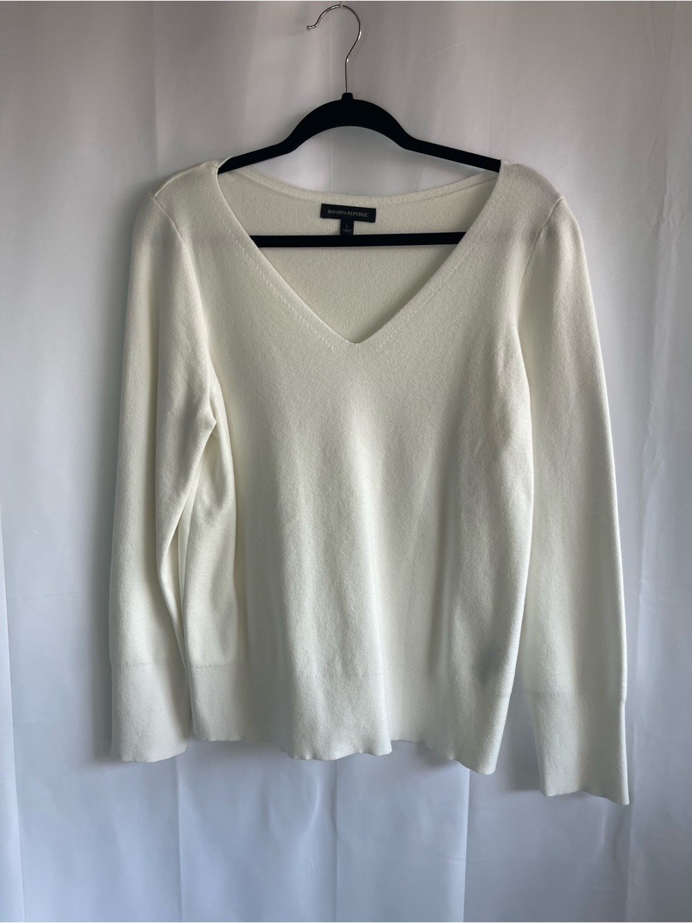 Banana Republic Cream V-Neck Sweater - Women's Lightweight Knit
